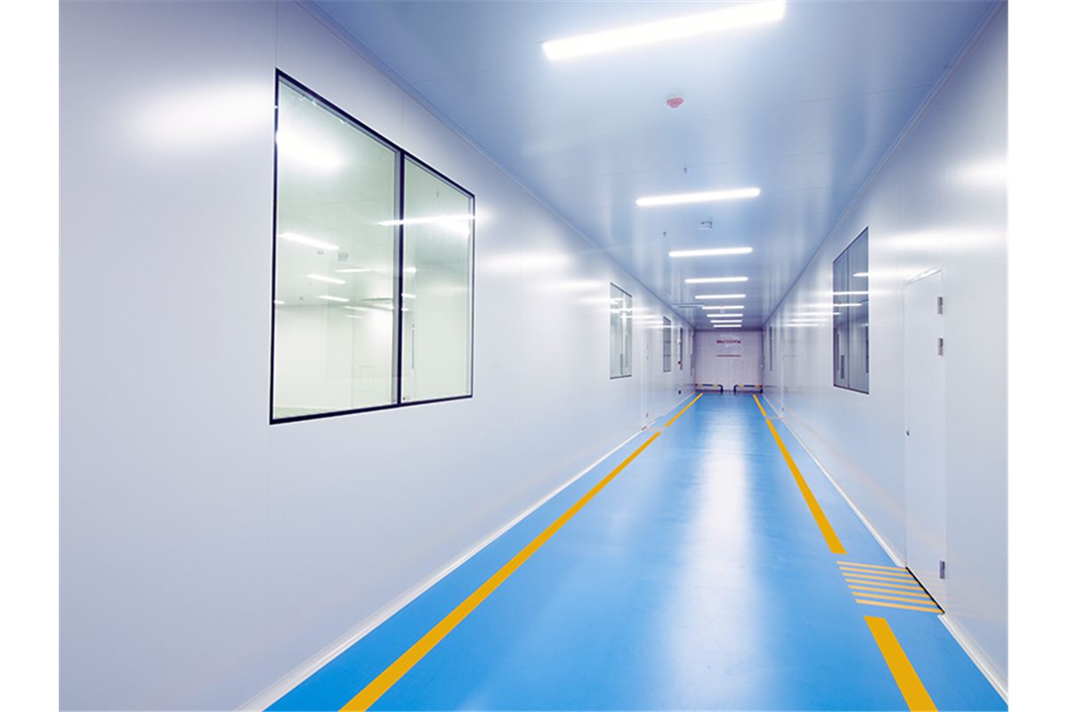 Cleanroom flush window frame detail