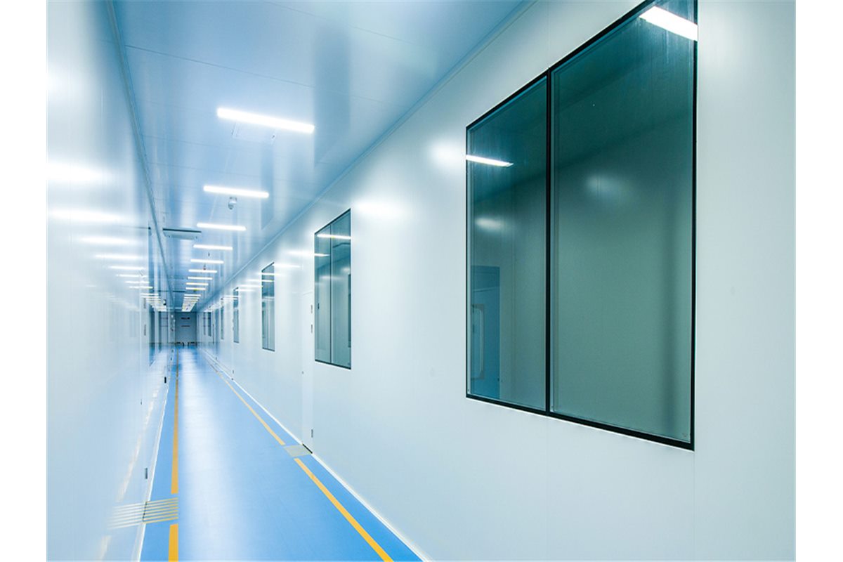 Flush cleanroom windows in corridor wall