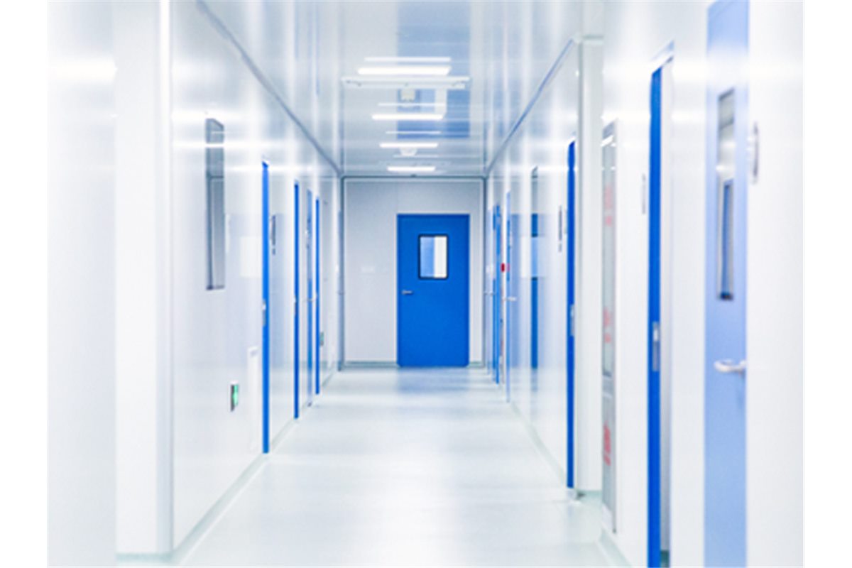 Modular ceiling in cleanroom corridor