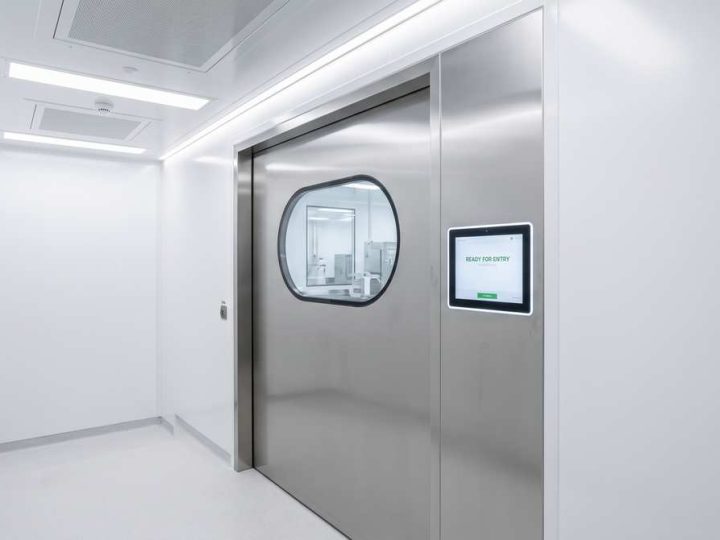 Cleanroom_door_with_digital_keypad