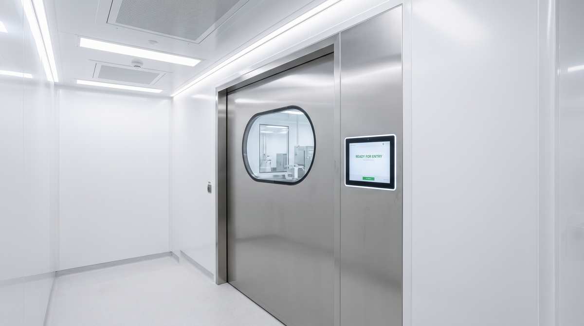 Turbulence à tolérance zéro : Comment les portes et fenêtres de salle blanche affleurantes et intégrées éliminent les pièges à microbes