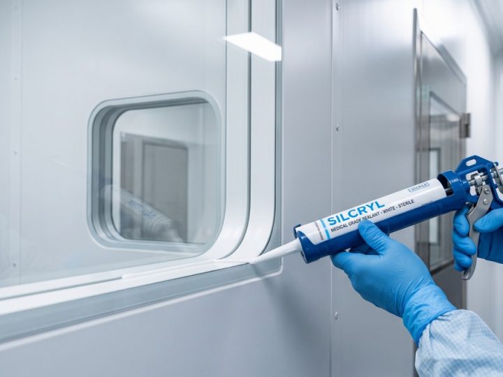 Hand_sealing_cleanroom_window_joint