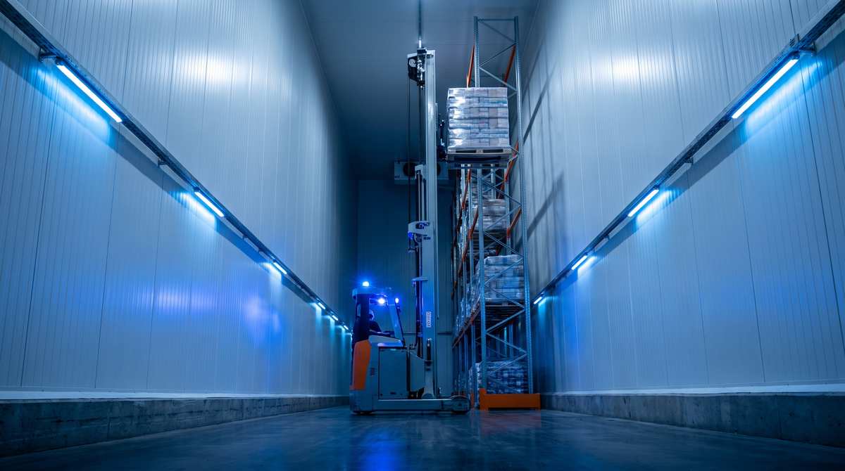 Reduciendo un 40% las facturas eléctricas de la cadena de frío: La física de los paneles PIR con Cam-Lock libres de puentes térmicos