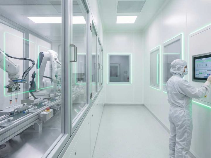 Technician_monitoring_automated Clean room production