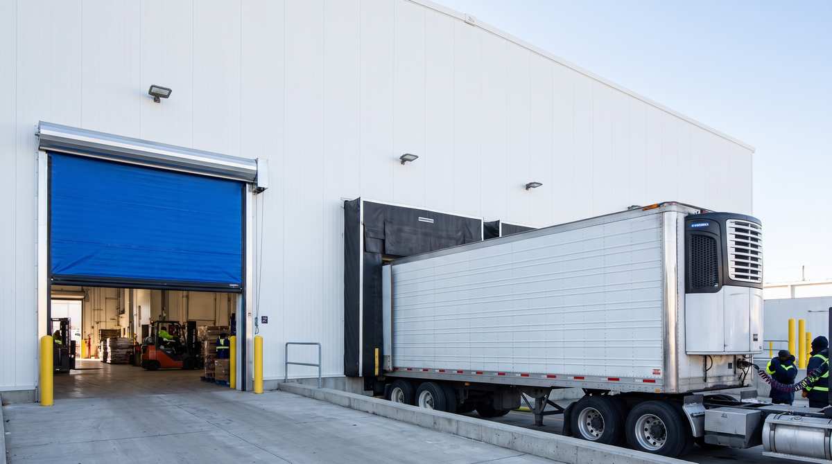 Truck_loading_at_cold_storage